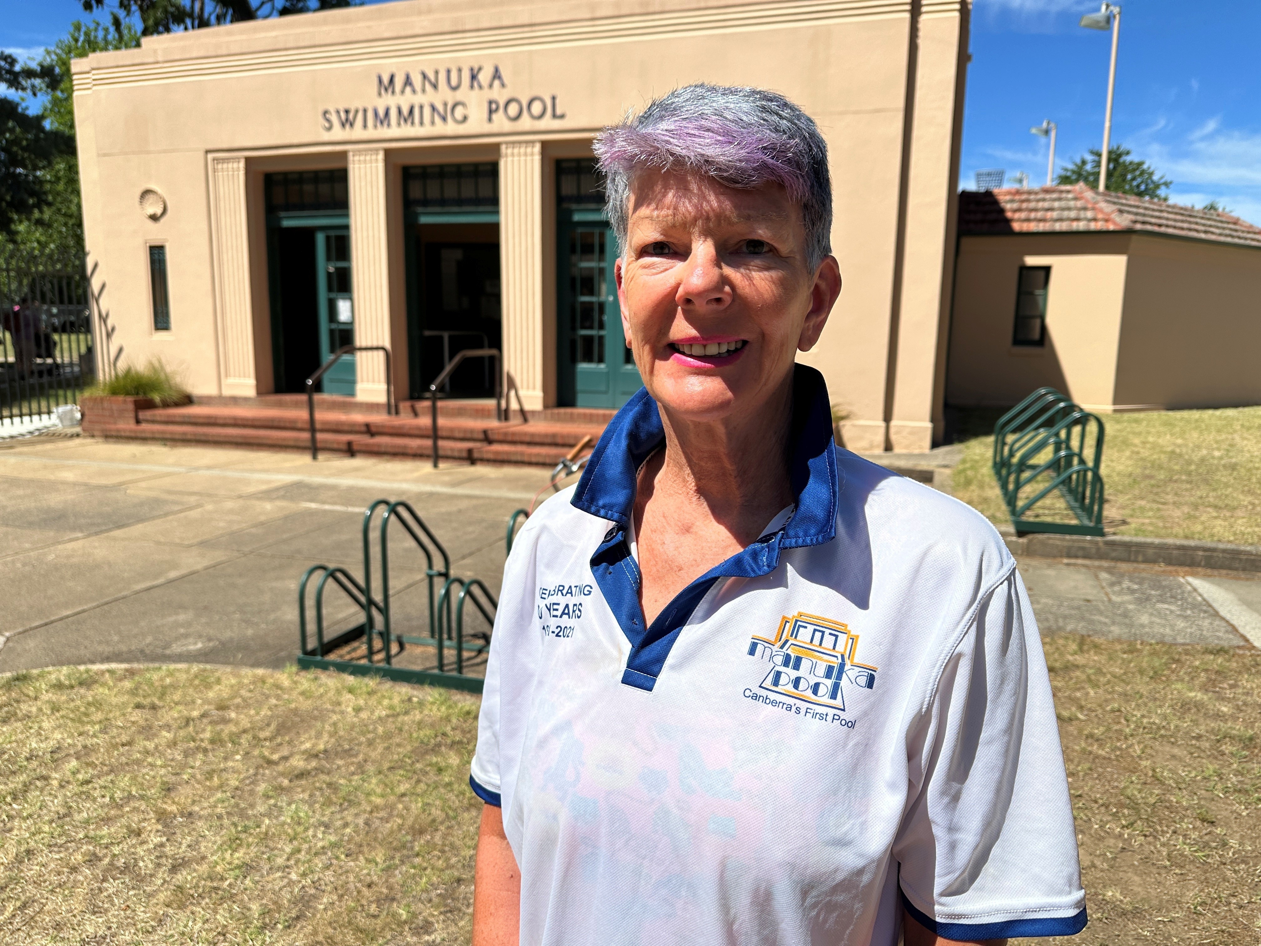 Una mujer se encuentra frente a un edificio llamado Manuka Pool. 
