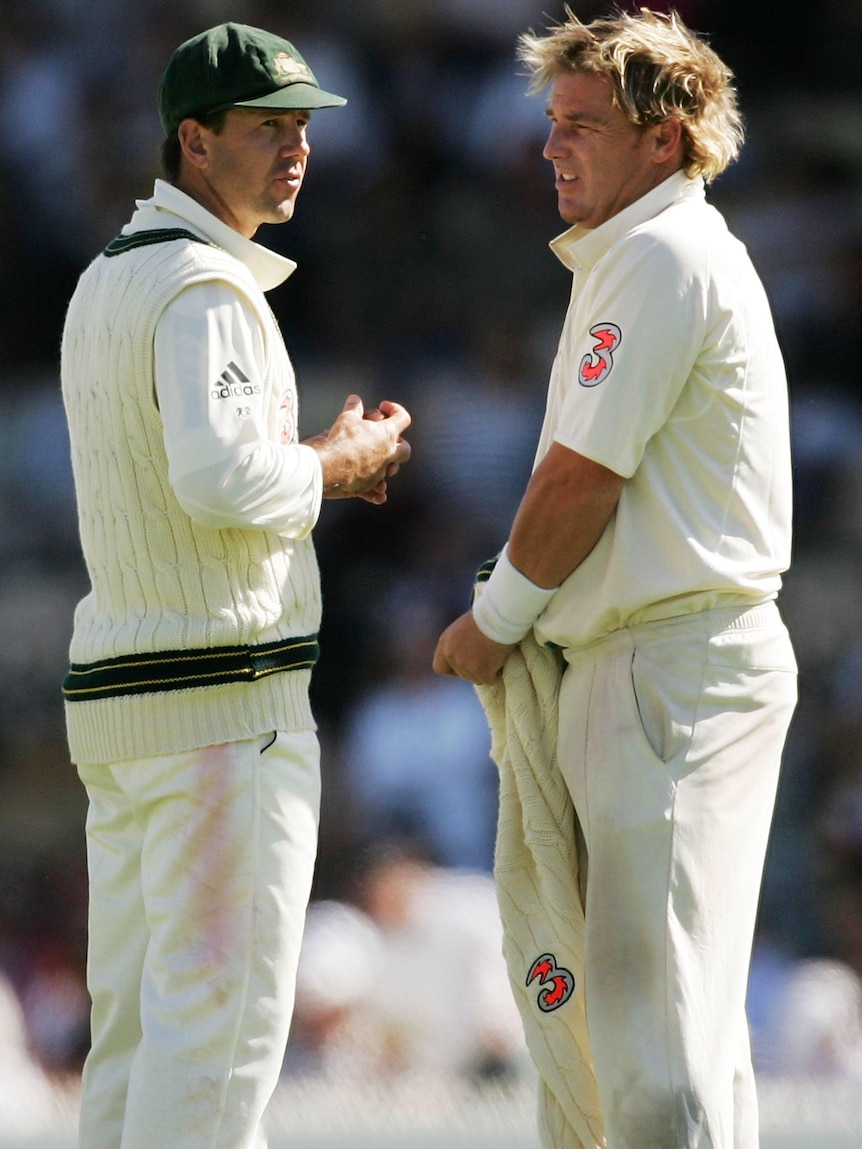 Ricky Ponting and Shane Warne discuss tactics in 2006.