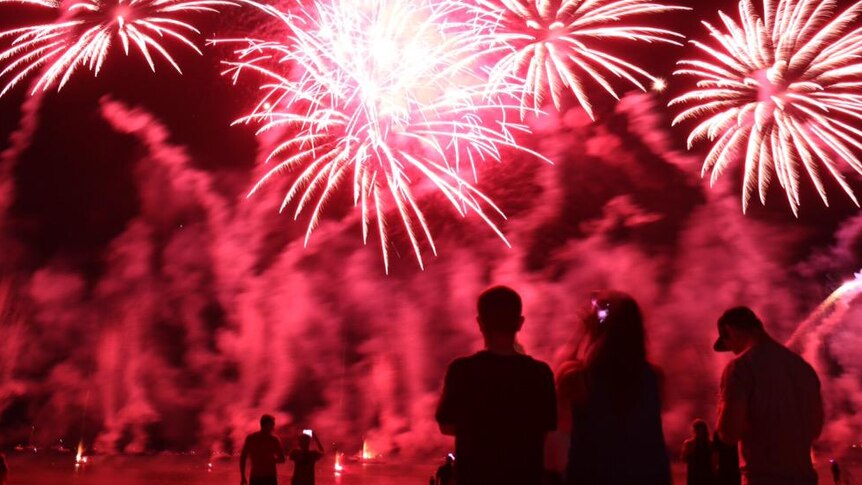 The Darwin sky was a sea of red on Mindil Beach for part of the celebrations.