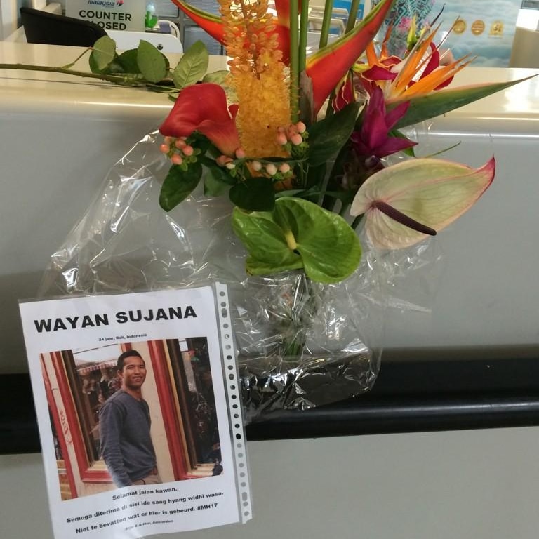 Tribute at Amsterdam airport for Balinese man.