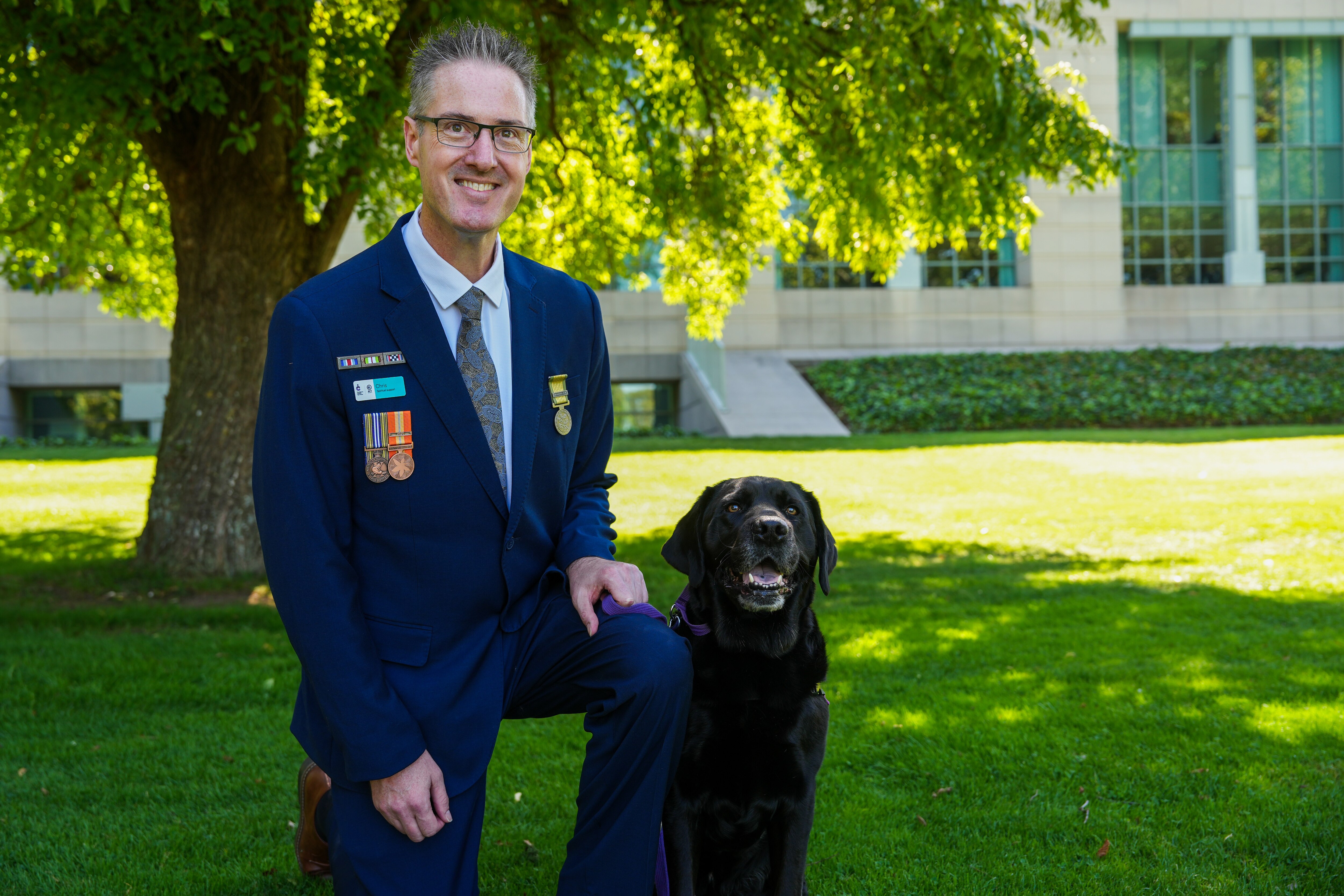 Un hombre con un perro negro.
