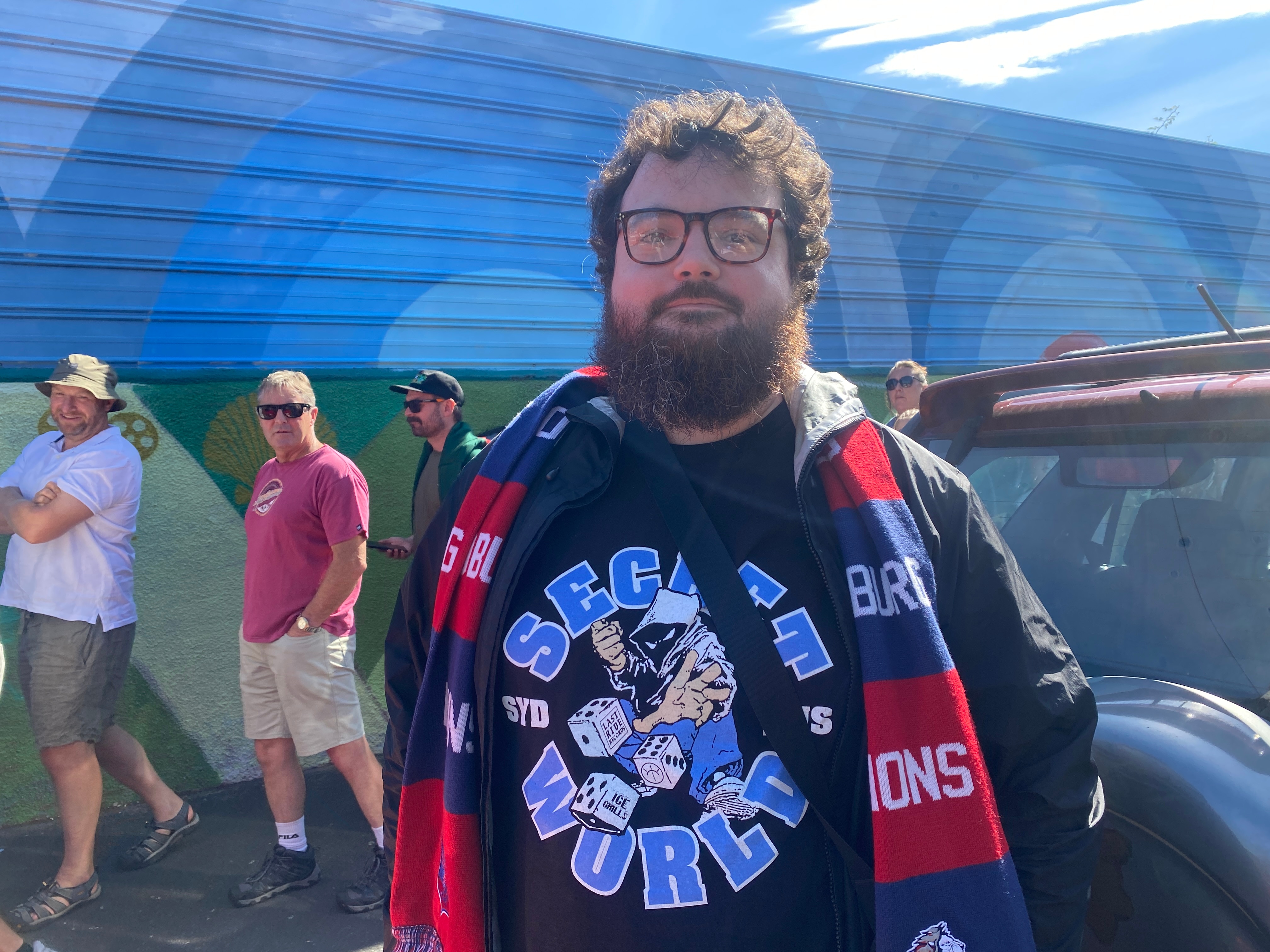 Os fãs de futebol olham para a câmera.