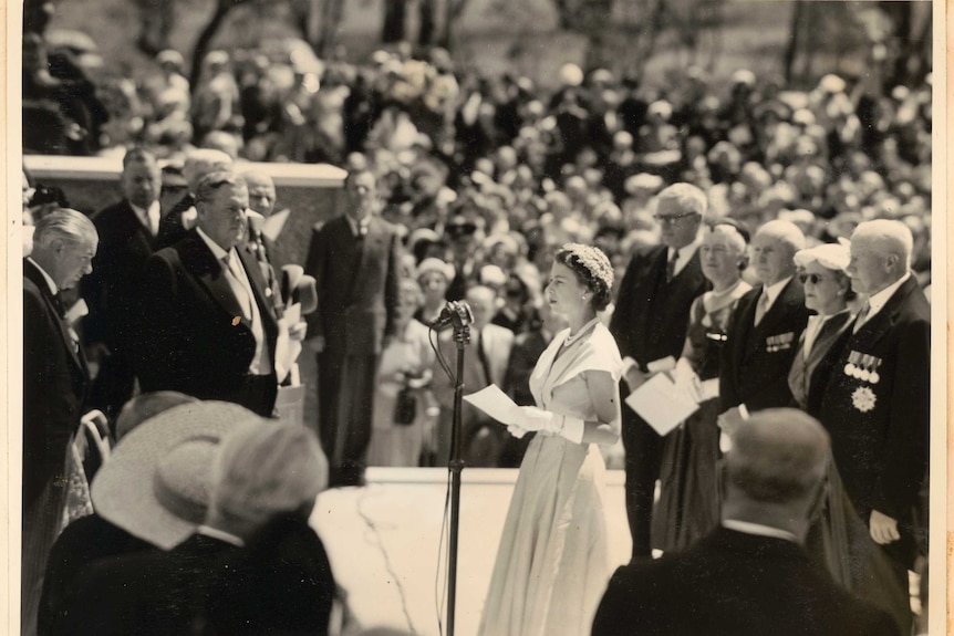 Queen Elizabeth unveils the Australian American memorial in Canberra 1954.