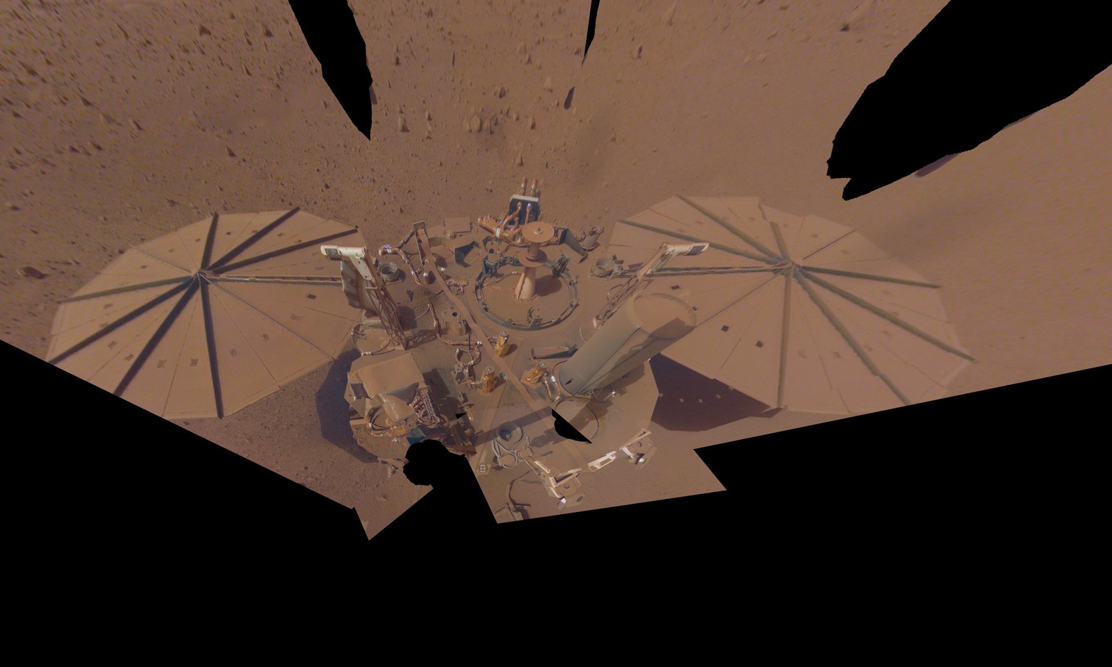 Insight spacecraft covered in dust