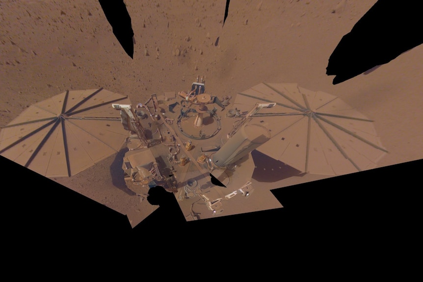 Insight spacecraft covered in dust