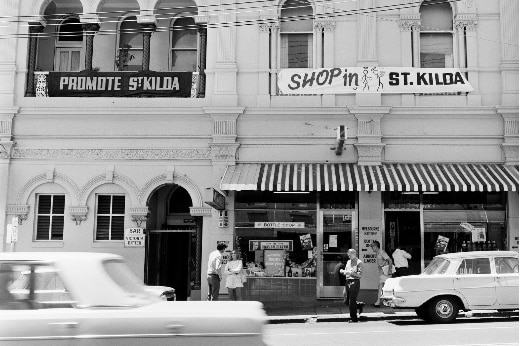 A black and white photograph outside the George Hotel near the corner of Grey and Fitzroy streets in St Kilda.