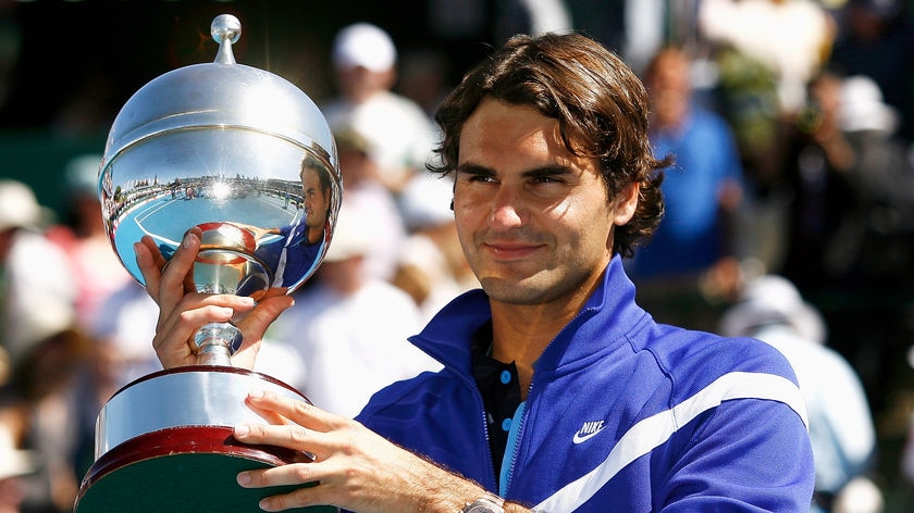 Roger Federer raises the trophy
