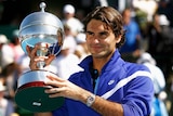 Roger Federer raises the trophy