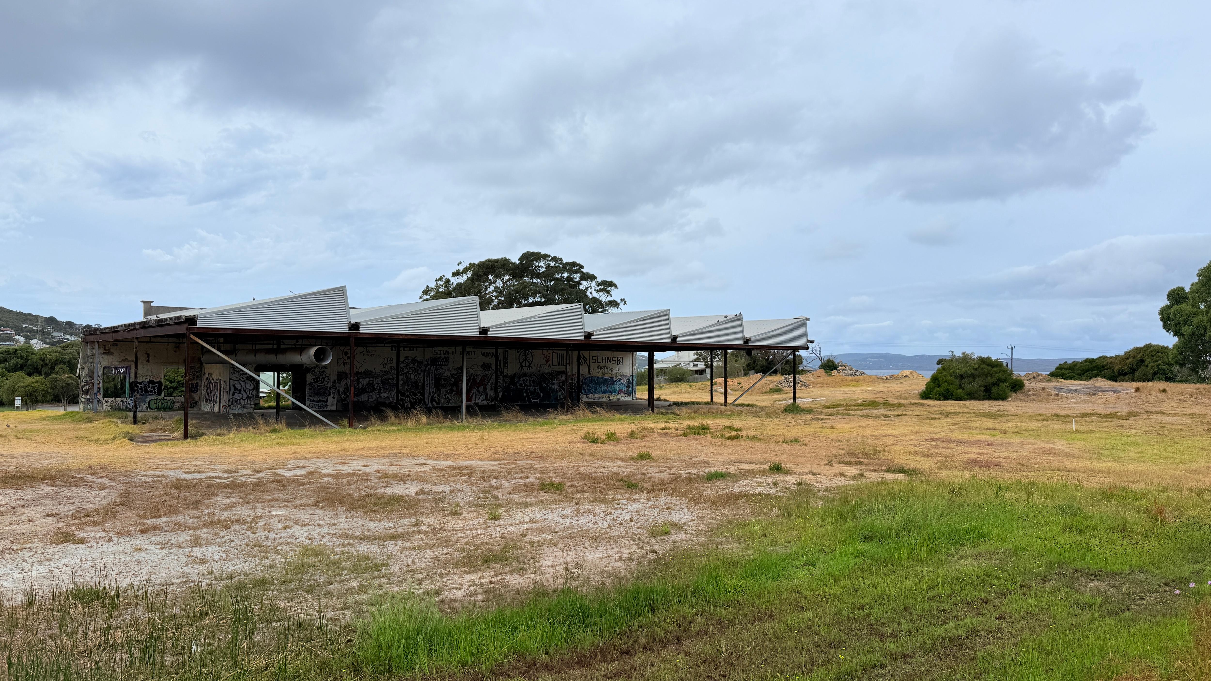 un prado con un cobertizo