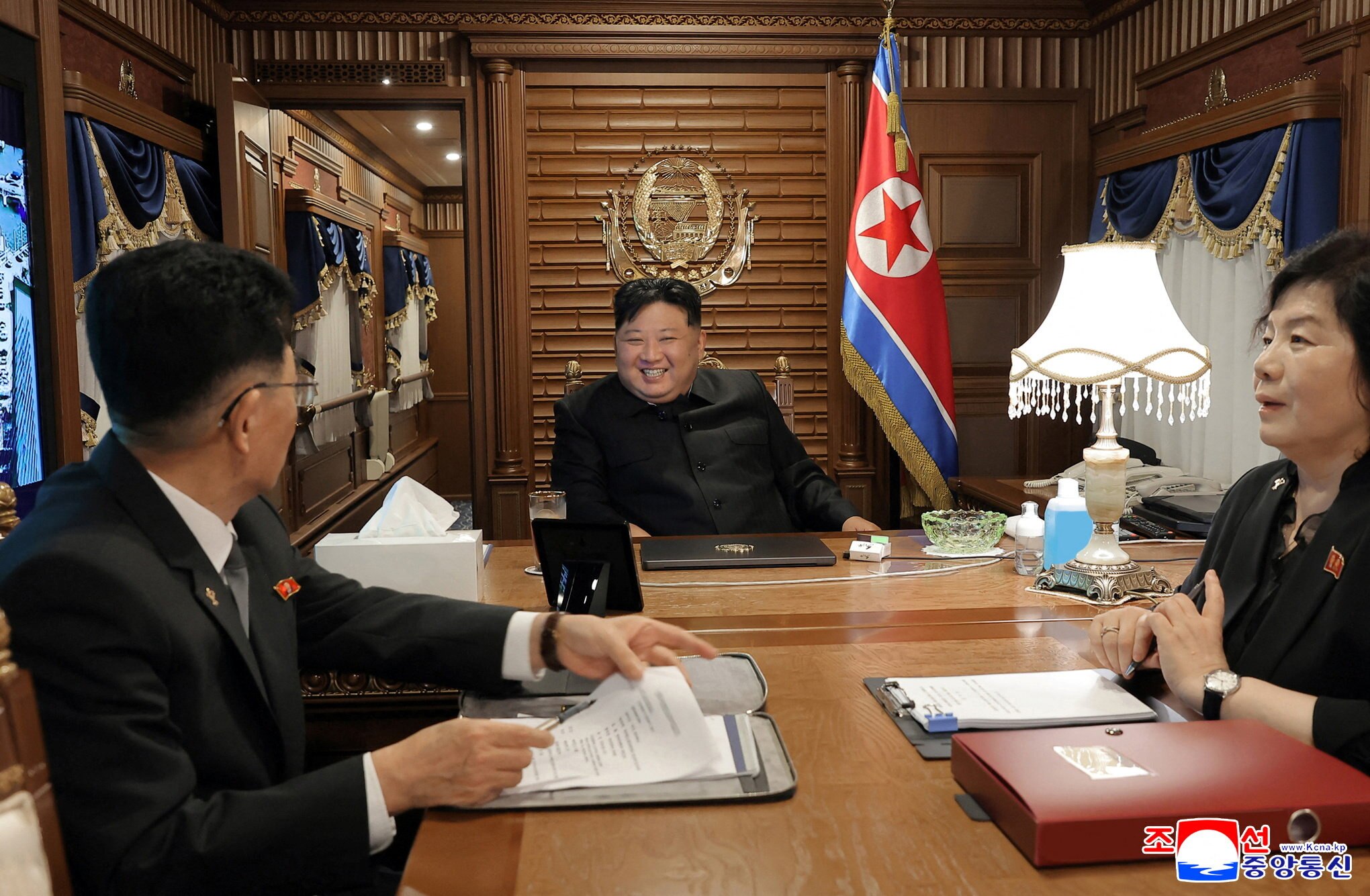 朝鲜中央通讯社于2025年9月2日发布的照片显示，金正恩与随行人员（包括外务相崔善姬）在车厢内露出笑容。