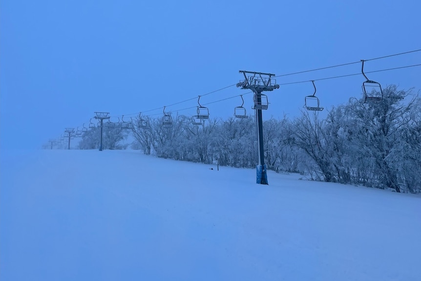 Télésièges dans la neige