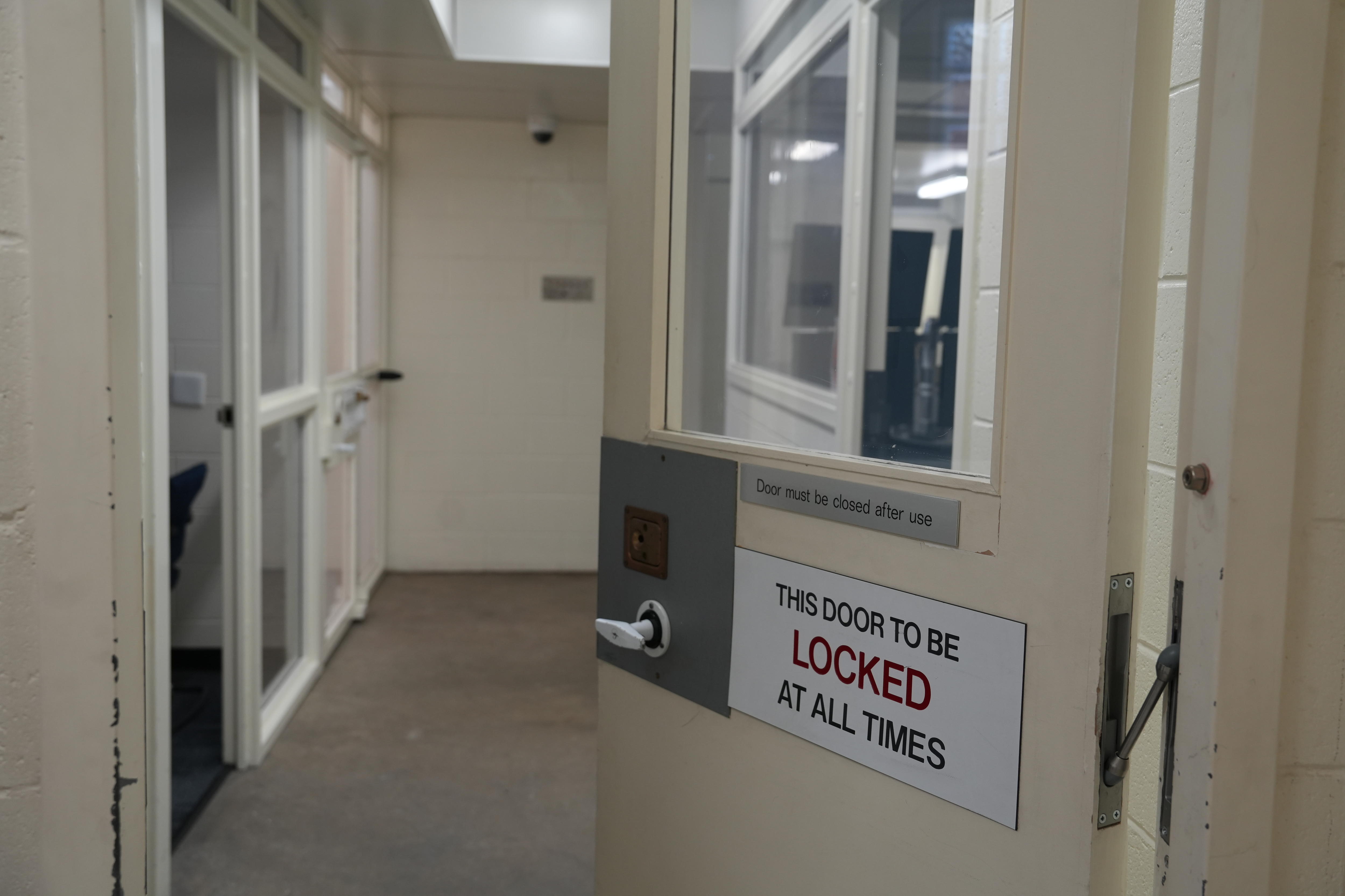 Una puerta abierta con un letrero 