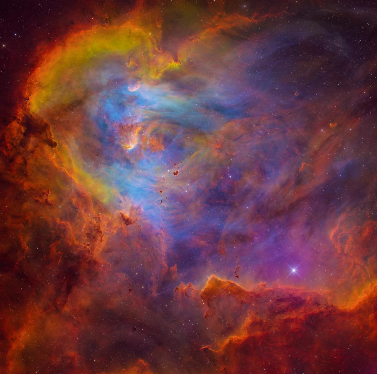 Una nebulosa rossa, rosa e arancione nello spazio con un ammasso stellare luminoso visibile 