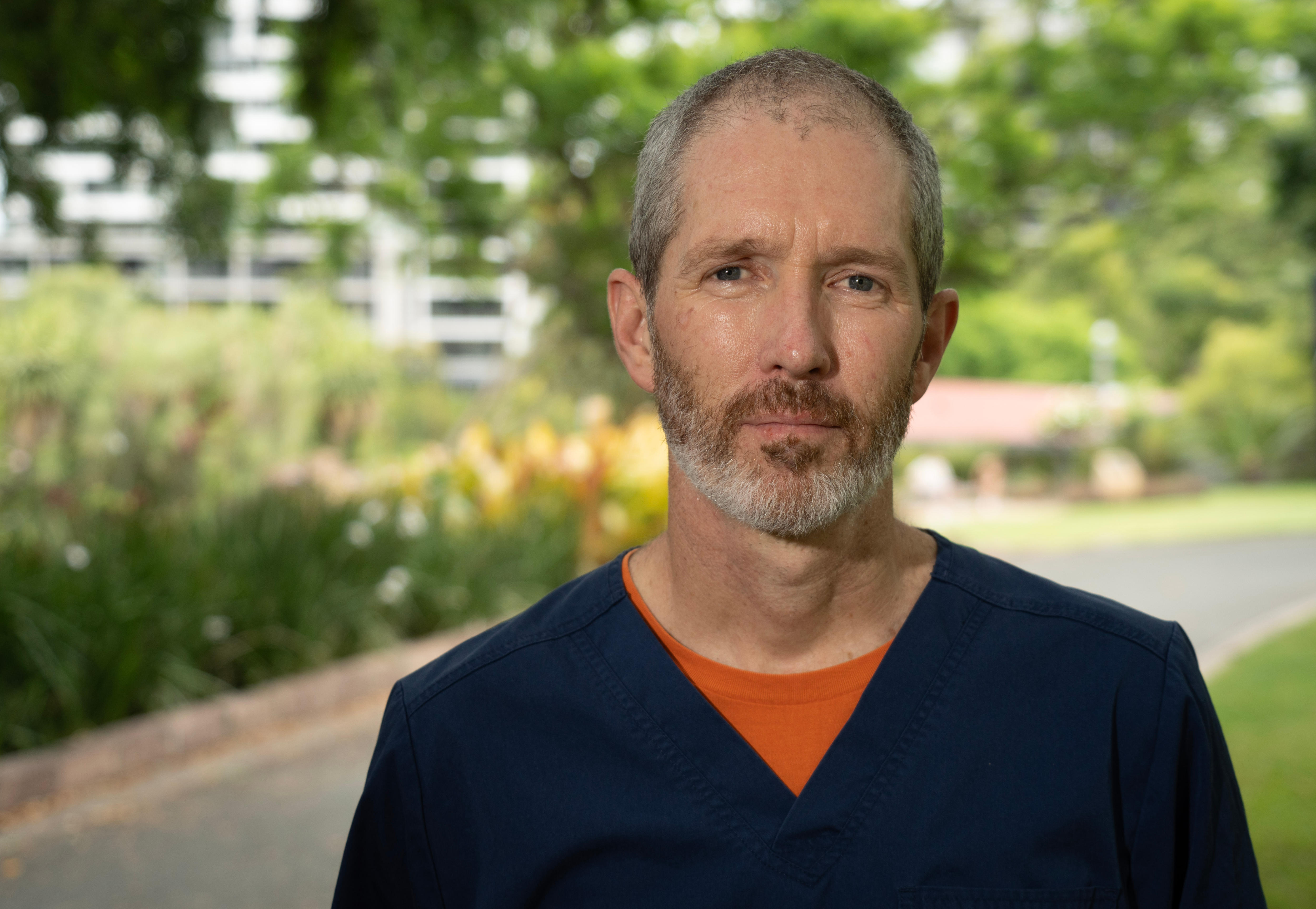 Andrew Redmond olhando para uma câmera