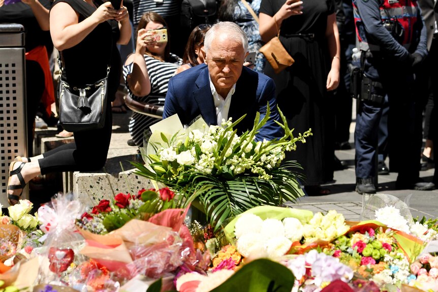 Prime Minister Malcolm Turnbull lays a floral tribute.