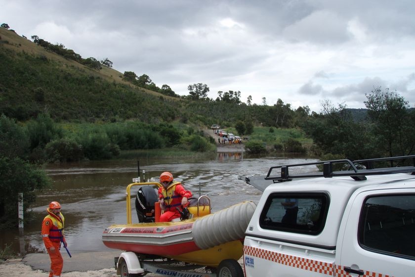 The SES arrives to ferry stranded residents across the Murrumbidgee River.