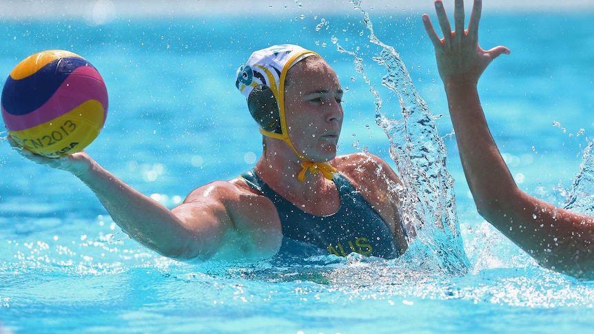 Bronwen Knox looks to pass the ball