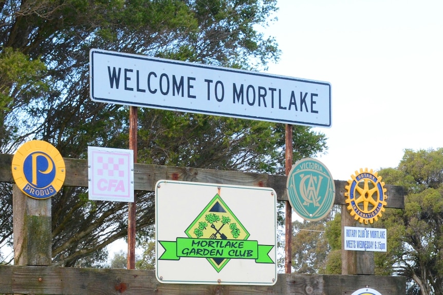 a sign that says 'welcome to Mortlake'.