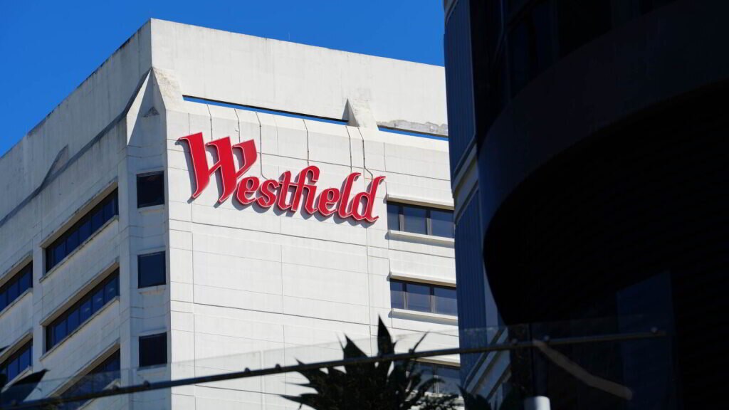Vista exterior del edificio Westfield con carteles.