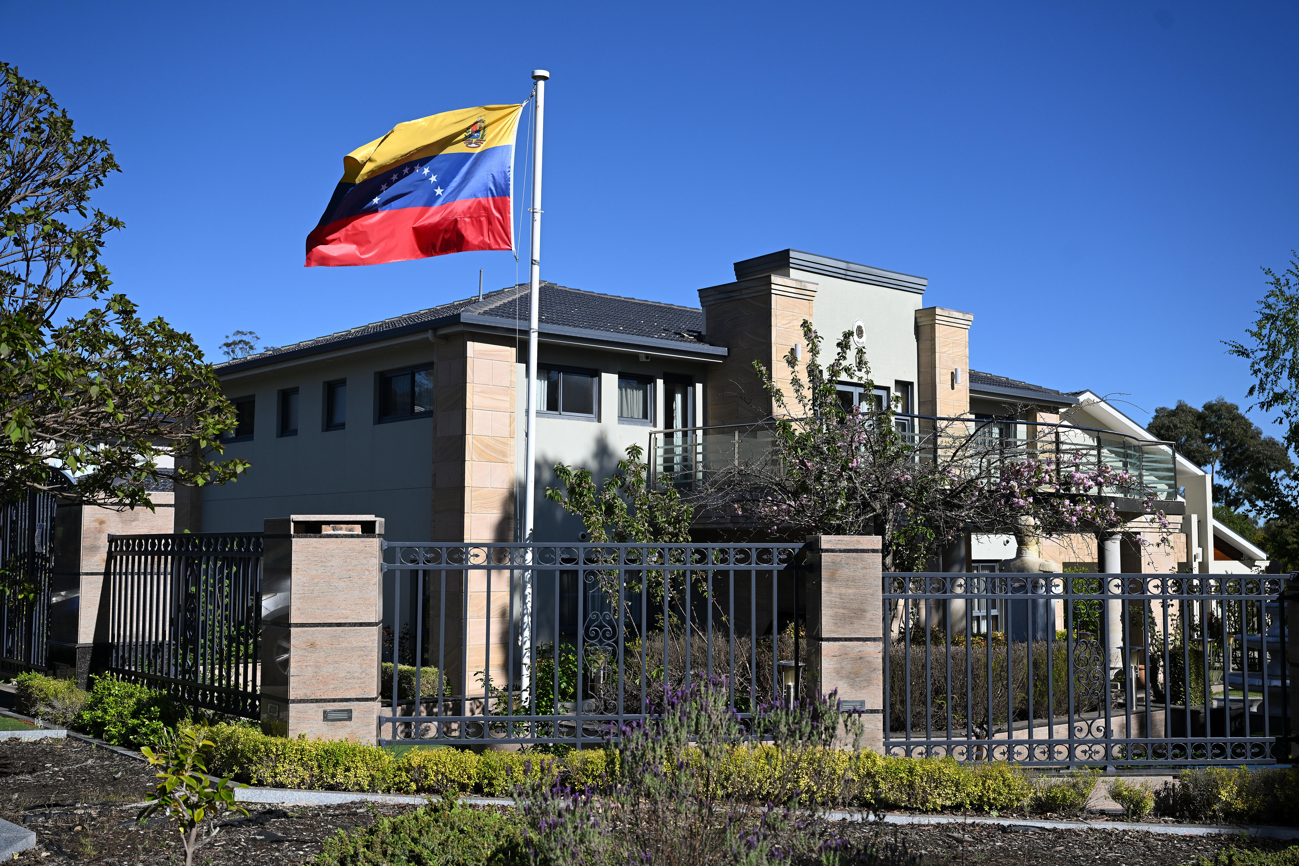 La embajada de Venezuela en Canberra ondea una bandera: ahora está cerrada