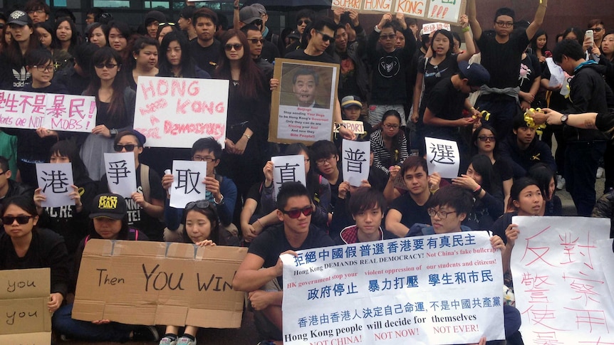 Hong Kong students protest outside Chinese consulate in Perth