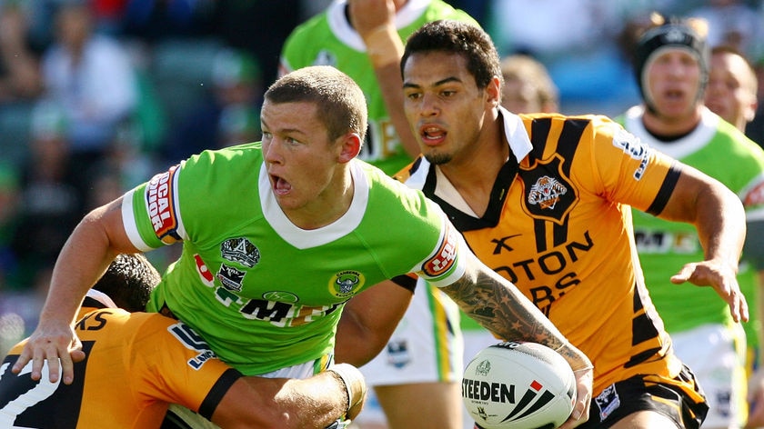 Todd Carney looks to off-load