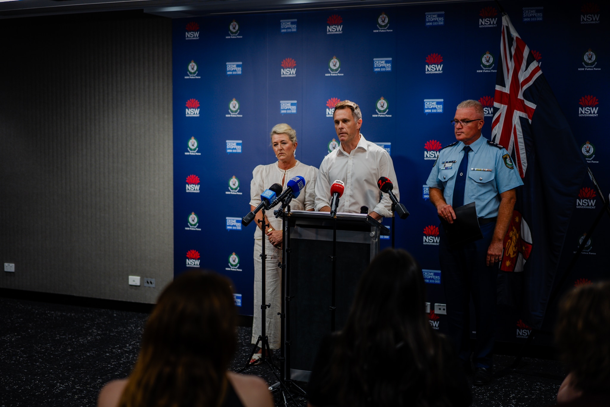 A Ministra da Polícia de NSW, Yasmin Catley, o Premier Chris Minns e o Comissário Mal Lanyon atualizam a mídia após o tiroteio em Bondi Beach.