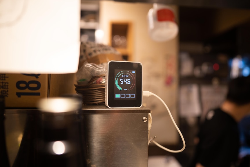 A device sitting on a bar measuring Co2 levels 