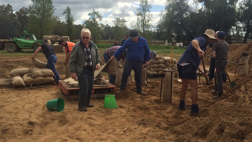 Local residents making sandbags in the isolated area of Bedgerabong.