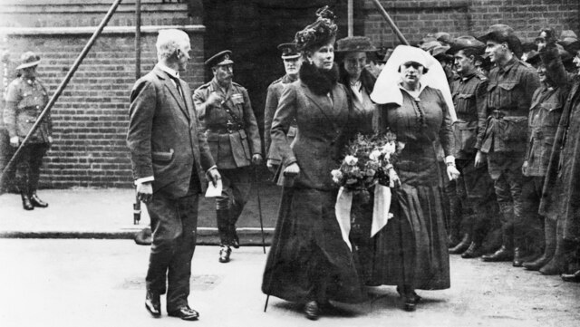 Prime Minister Andrew Fisher, King George V, Her Majesty Queen Mary inspect a draft of Australian soldiers in London