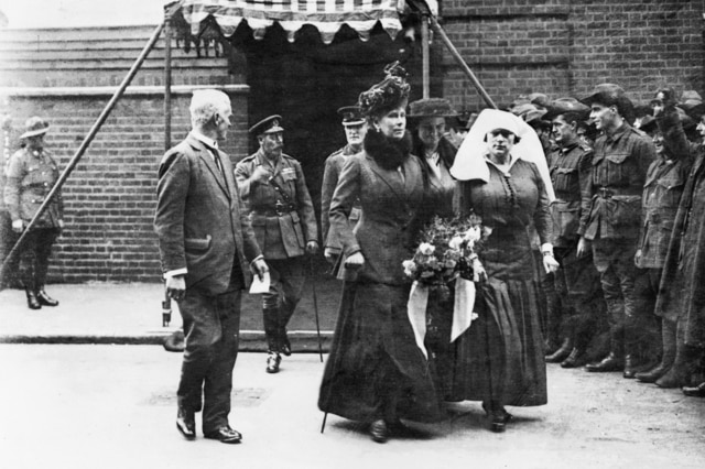 Prime Minister Andrew Fisher, King George V, Her Majesty Queen Mary inspect a draft of Australian soldiers in London