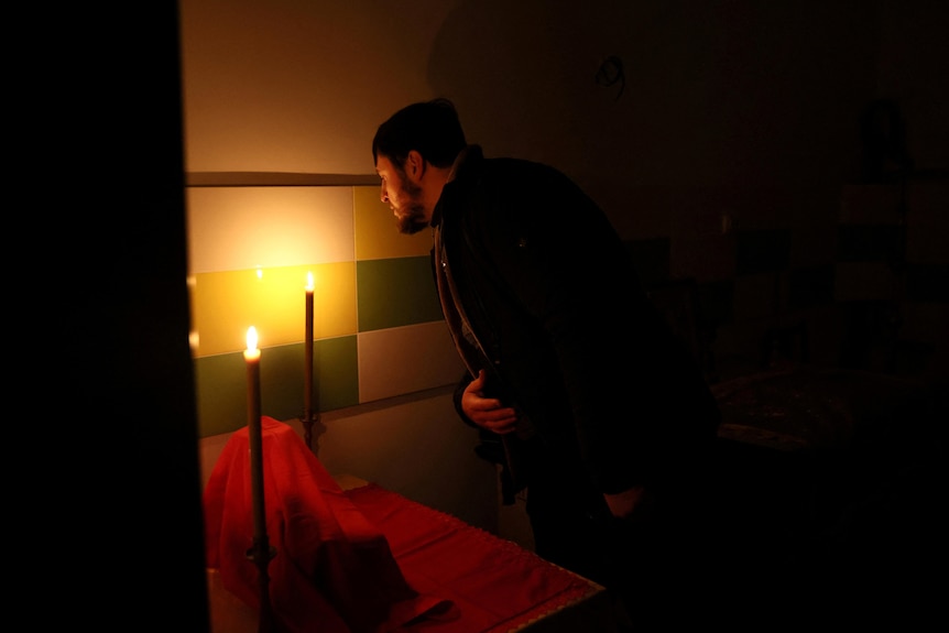 Victor 신부는 교회의 어두운 지하실에서 촛불을 끕니다.