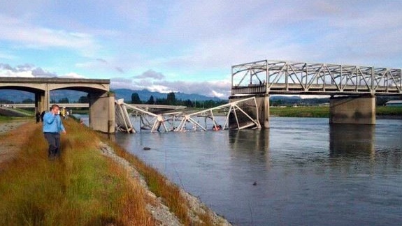 Bridge collapses over Skagit River in US state of Washington