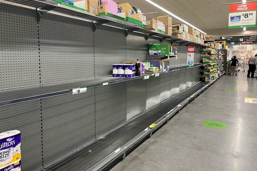 Estantes vacíos en la tienda de comestibles