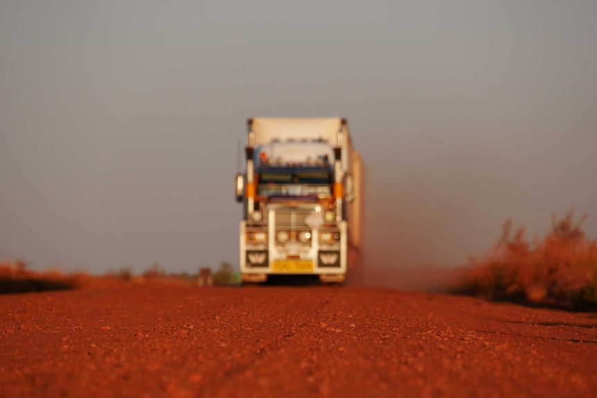 Un gros plan des ondulations de la Tanami Road.