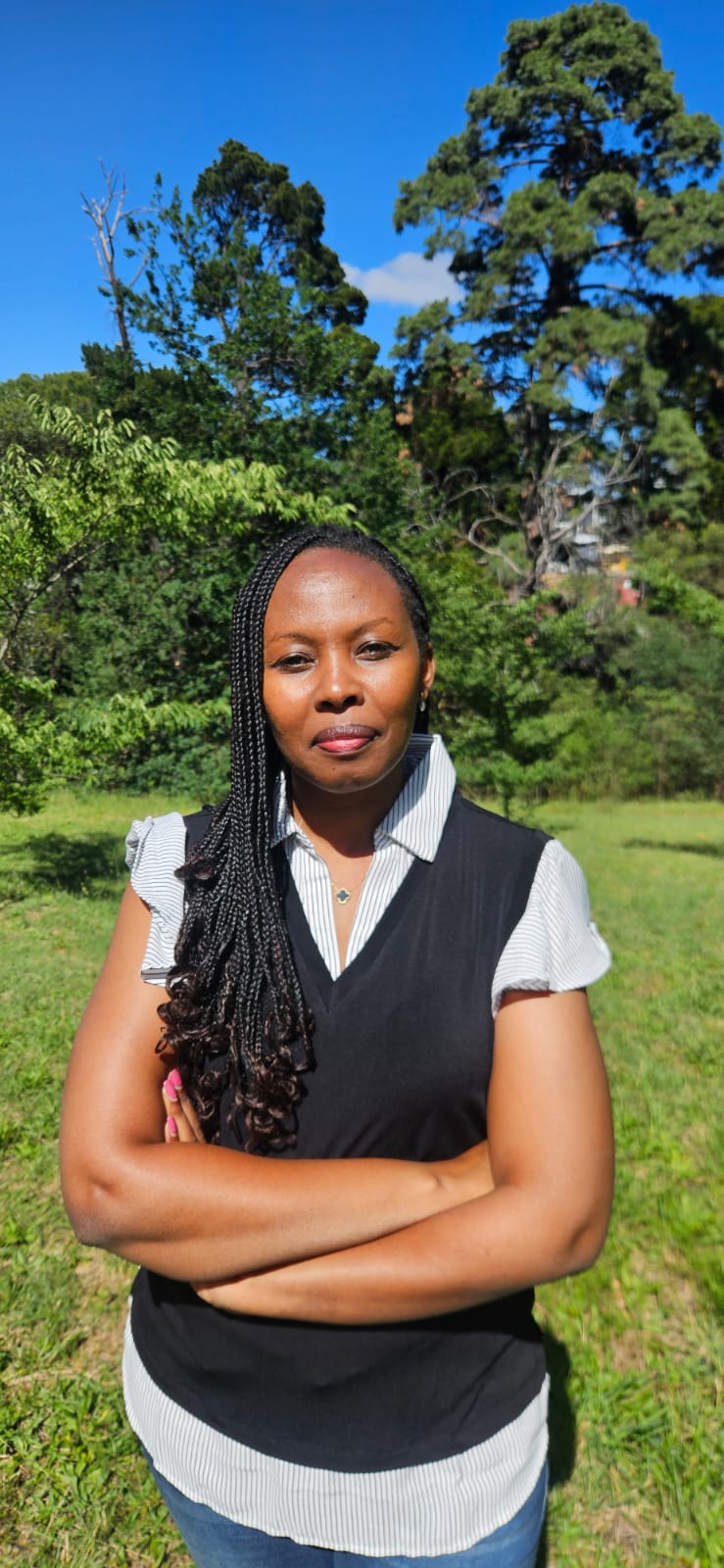 Uma mulher em um parque 