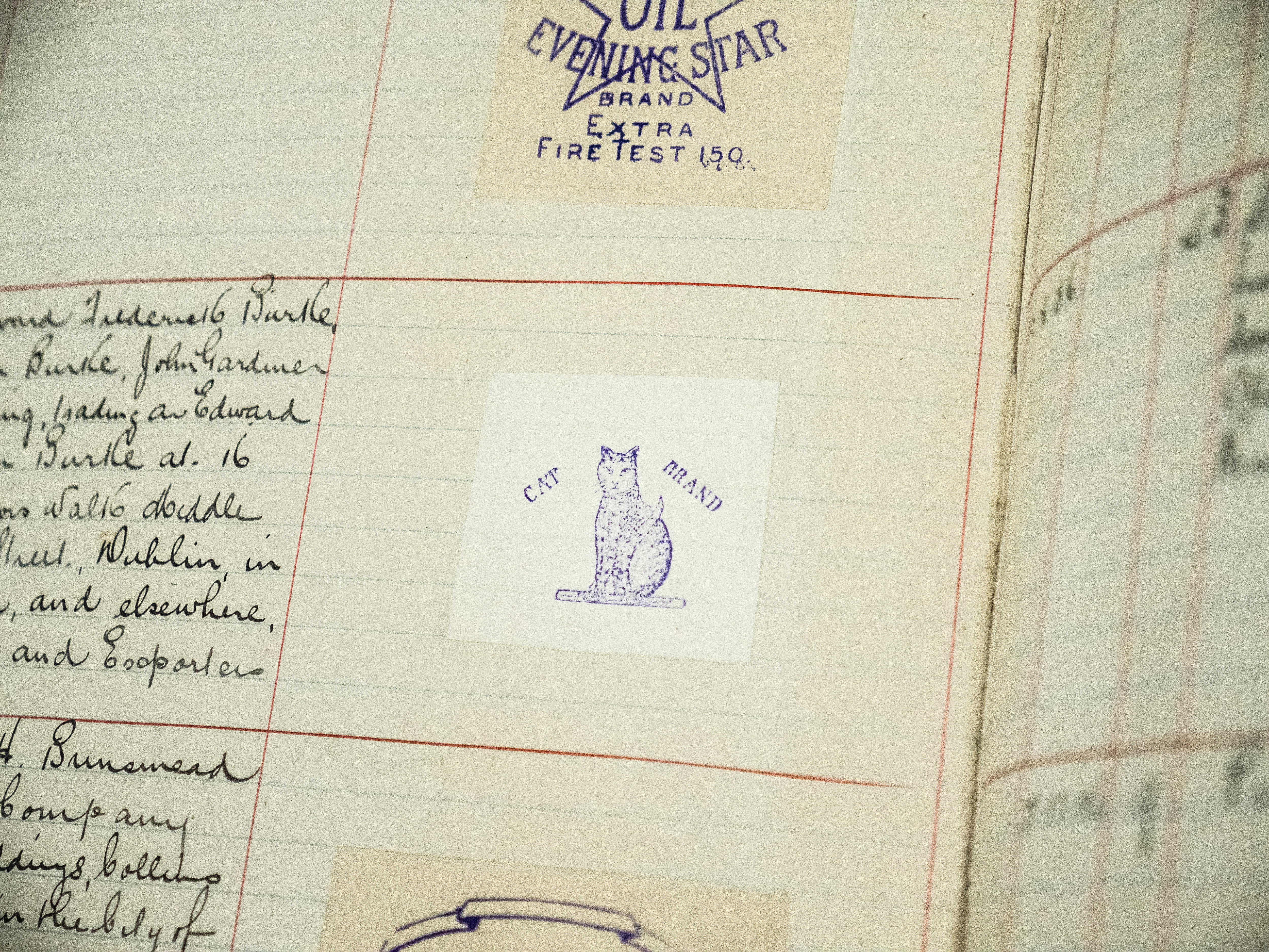 Una imagen y una entrada manuscrita en un libro mayor.
