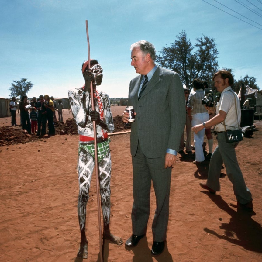 Gough Whitlam with an Aboriginal man at Wattie Creek in 1975.