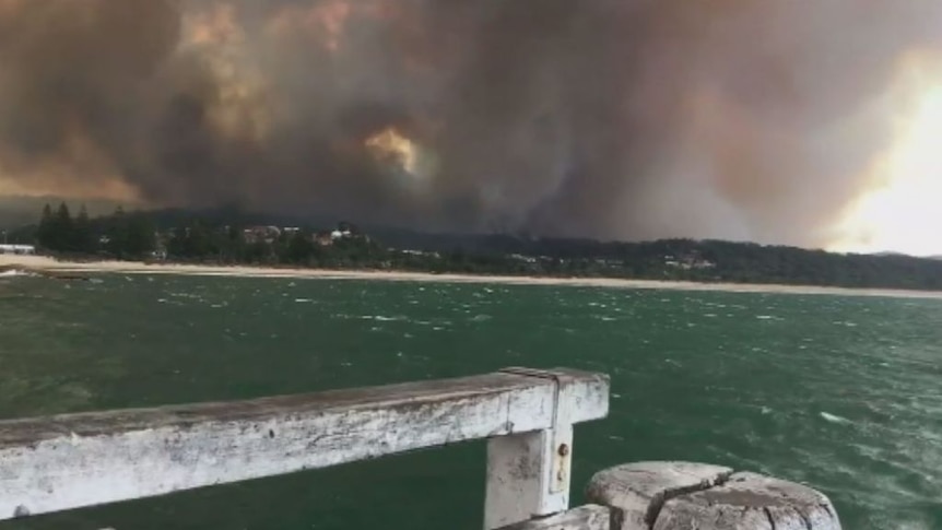 Locals film bushfires on NSW south coast