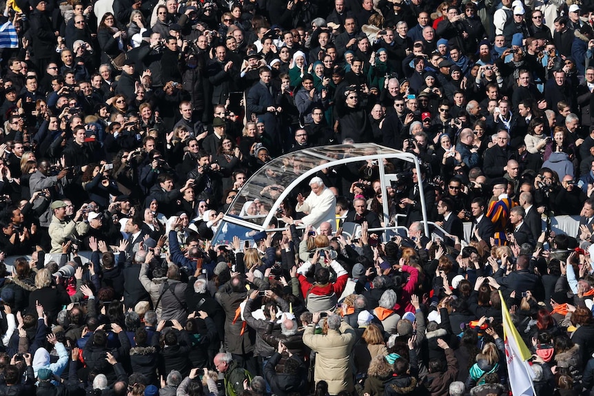 Pope waves from Popemobile during packed final audience