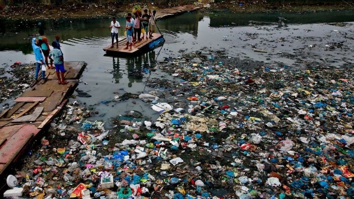 saluran air dipenuhi sampah plastik