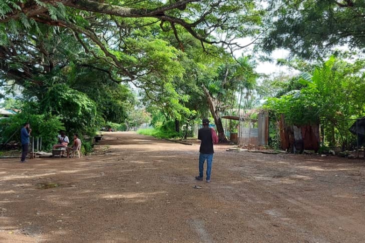 Dirt street in Port Moresby.