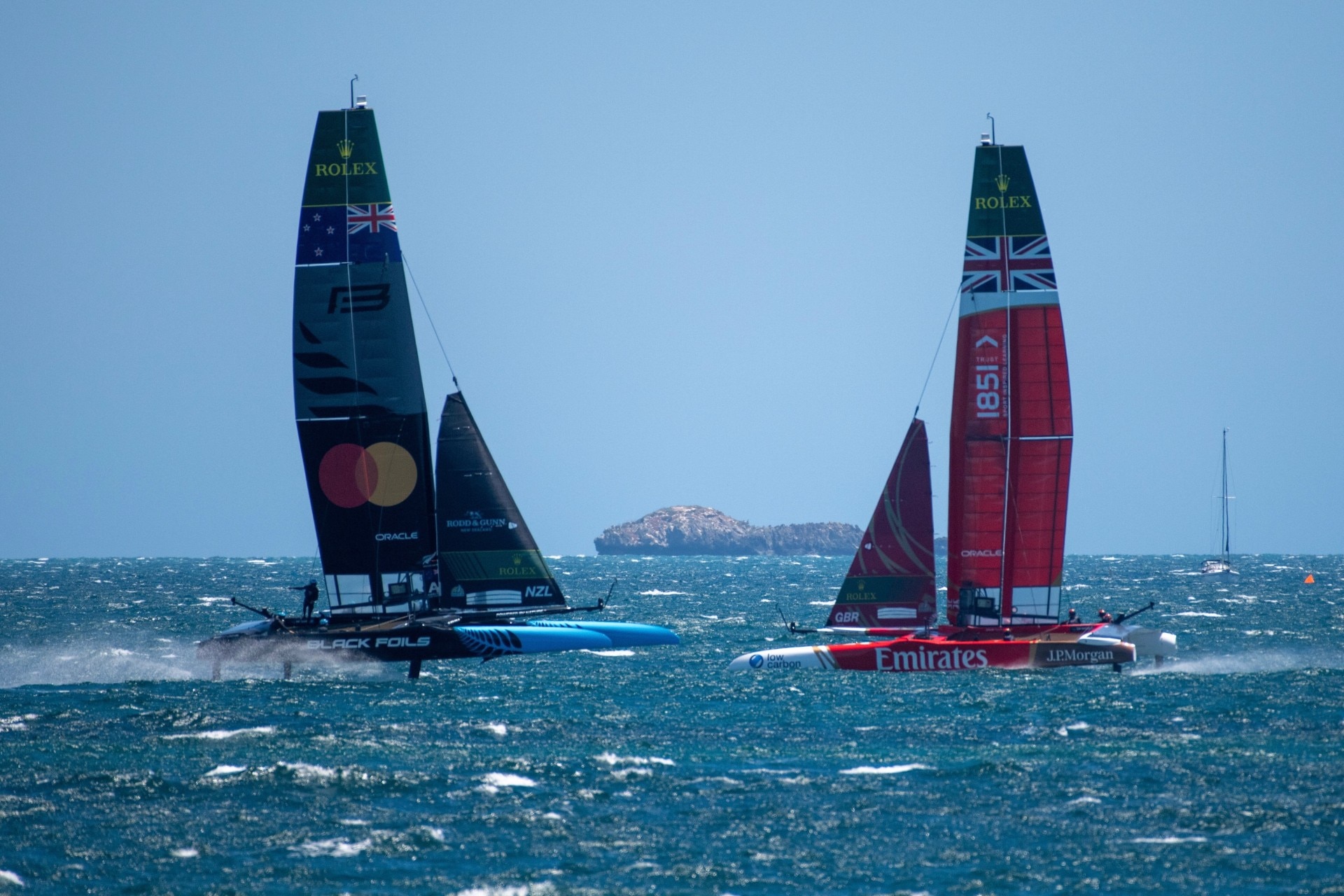 Los barcos SailGP practican frente a la costa de WA, cerca de Fremantle.