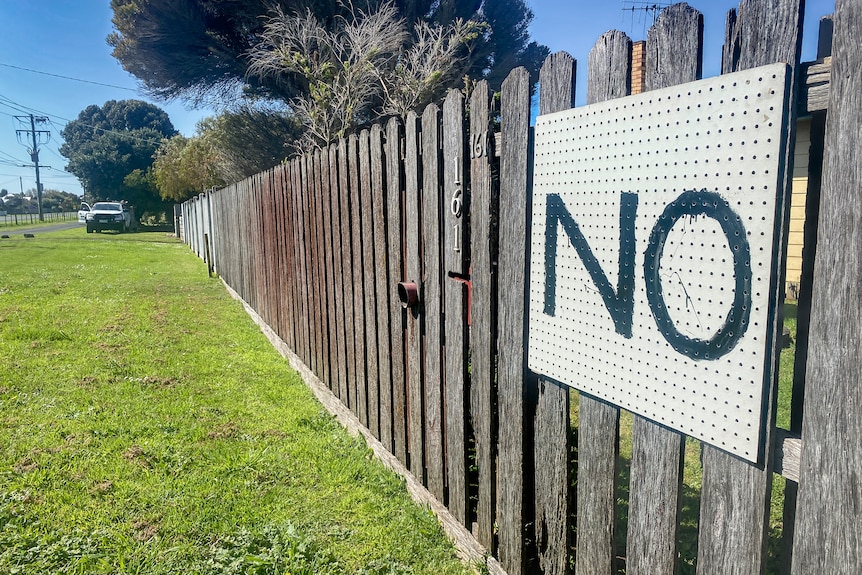 No vote sign on the fence of a house