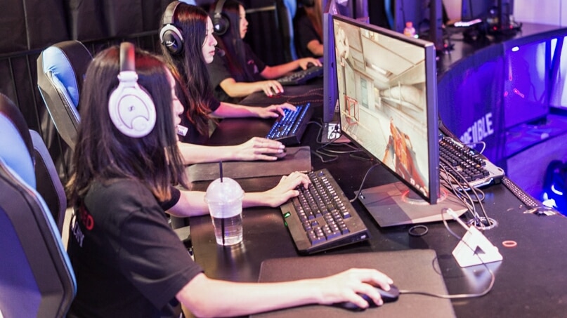 Jasmine Nguyen playing Counter-Strike with her eSports team