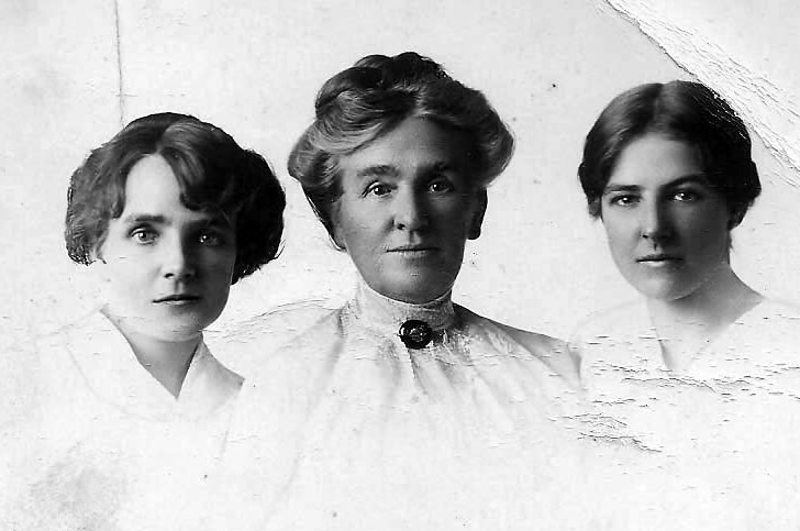Alice Maud James (left), mother Alice and sister Phyllis (right)