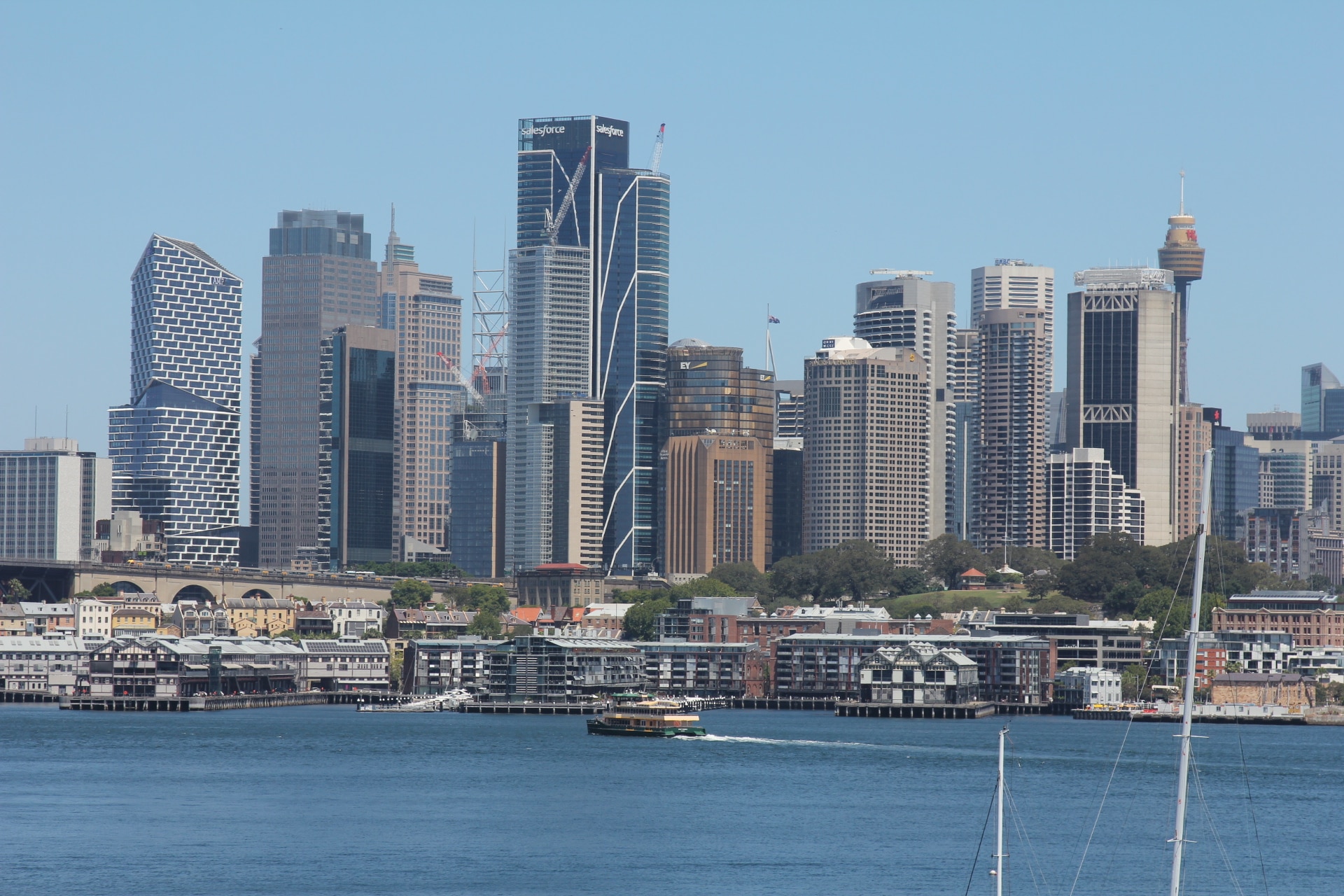 Un horizonte de la ciudad visto desde el otro lado del agua.