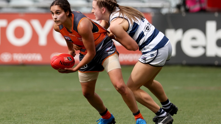 Haneen Zreika ducks out of reach of a Geelong player 