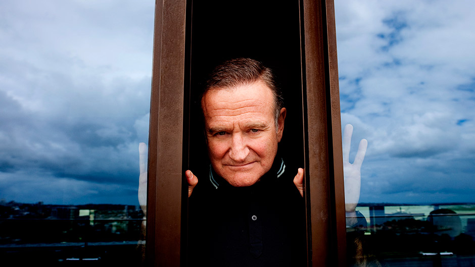 Robin Williams poses between sliding doors in Sydney
