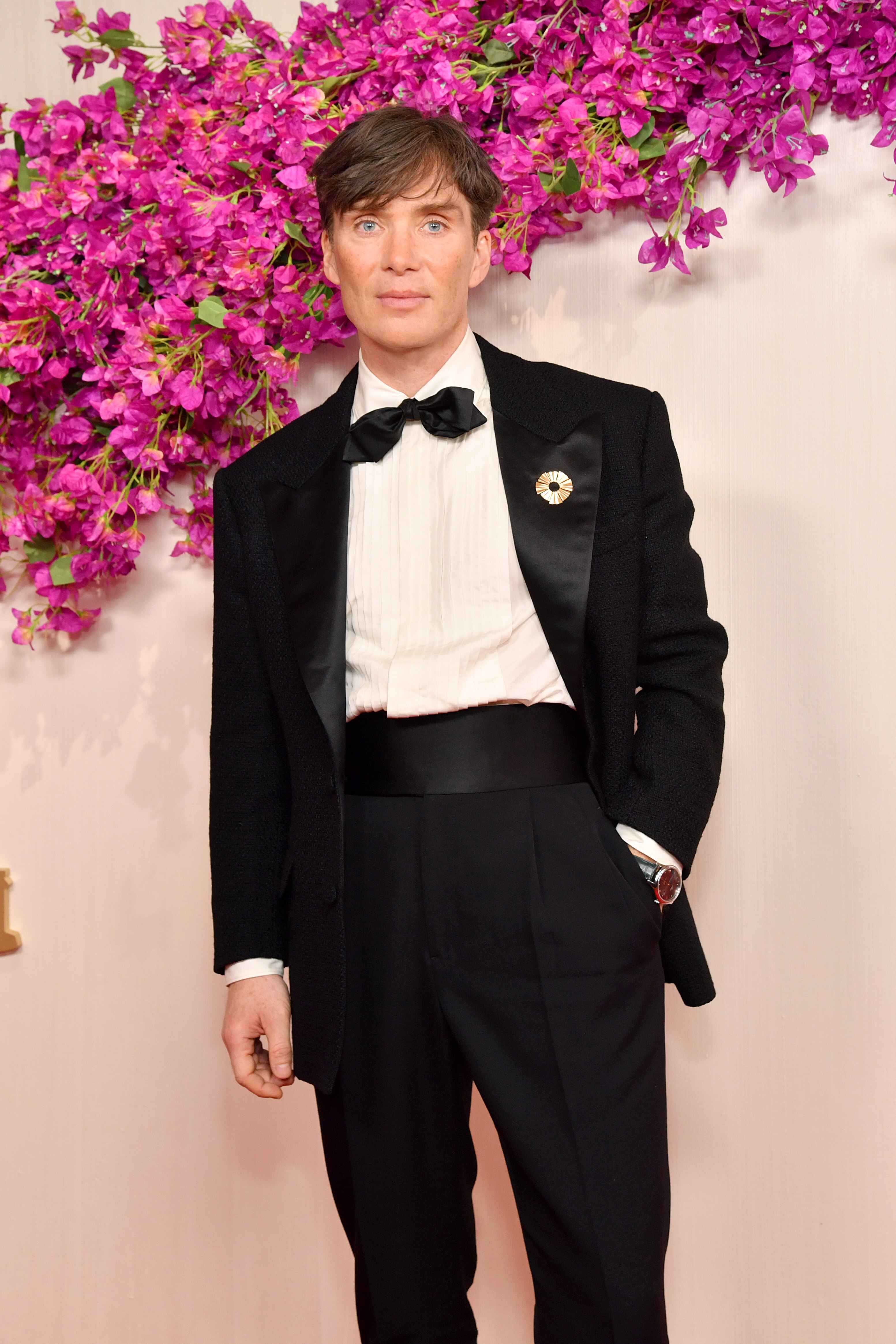Cillian Murphy in a black suit at the Oscars red carpet